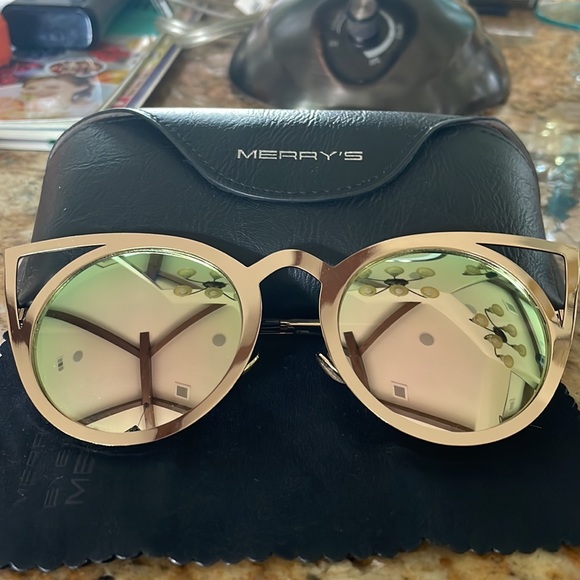 🕶Merry’s Gold ☀️Tone Sunglasses 🕶 - Picture 2 of 6